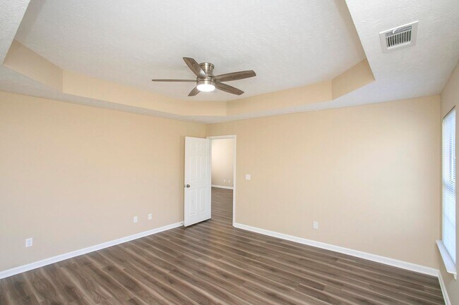 Building Photo - 3 Bed w/Bonus, Large Yard in Sought After ...