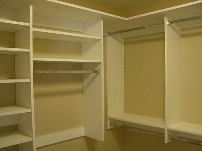 Building Photo - 485 Meadowbrook Dr