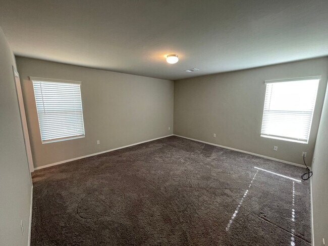 Building Photo - 3 bed 2 bath open living and beautiful finishes!