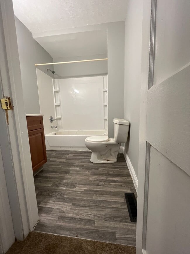 Building Photo - 3 Bedroom 1 Bathroom Single Family Home wi...