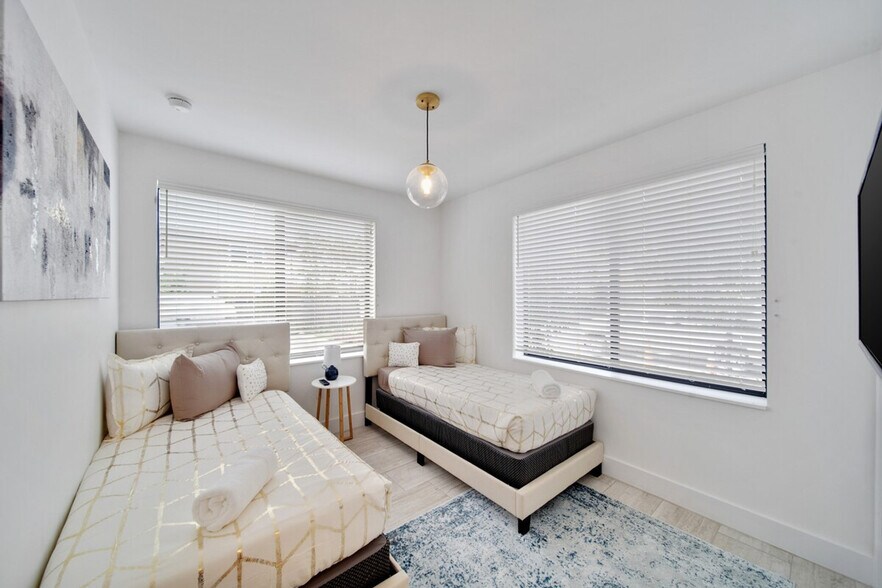 Building Photo - 1302 SW 22nd Ave