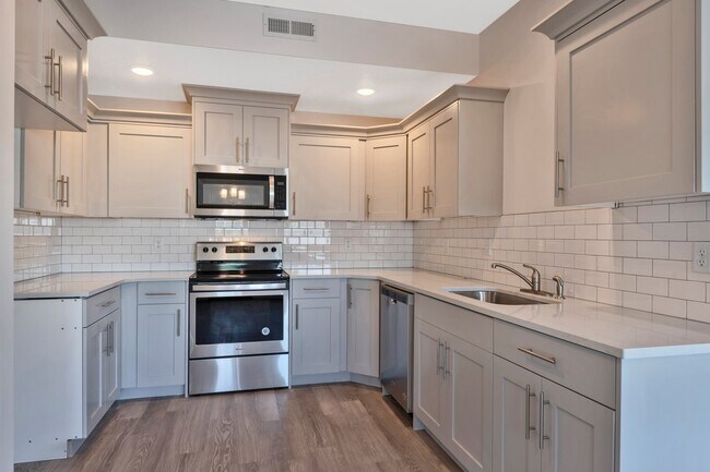 Building Photo - Beautiful 3 Bed, 2.5 Bath Town Home Located in the Sycamore Place Community in West Haven! Availa...