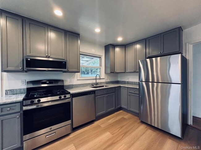 Building Photo - 14 Chamberlain Ave