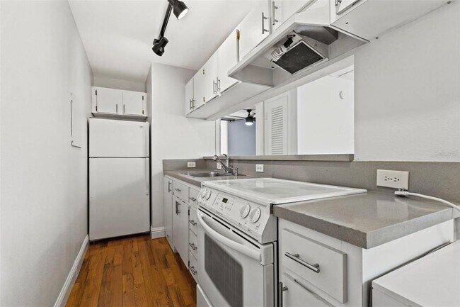 Building Photo - 1301 S Howard Ave