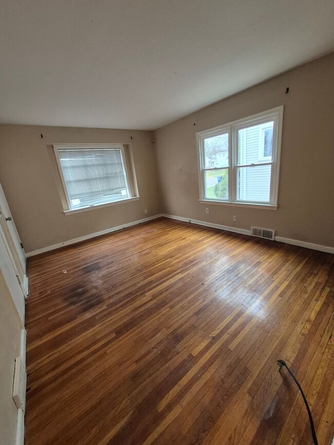 Building Photo - 409 W Hickory St
