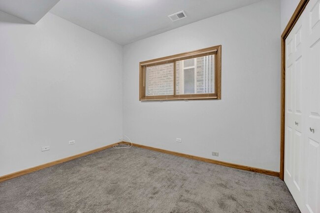 Building Photo - 1339 N Greenview Ave