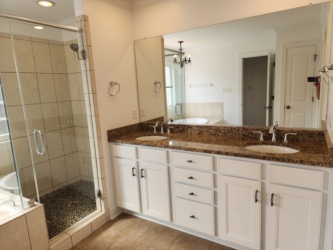 Building Photo - Stunning Luxury Home with 5 Bedrooms and 5...