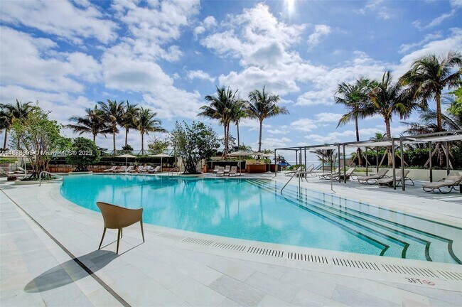 Building Photo - 18975 Collins Ave