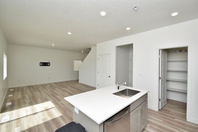 Building Photo - Spacious Saratoga Springs 4 Bed 3.5 Bath Corner Home with Stunning Views