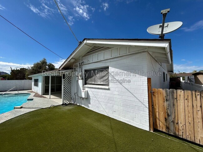 Building Photo - 8631 E Jackrabbit Rd