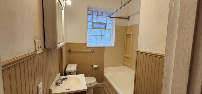 Building Photo - Bright & Spacious 2-Bedroom Apartment with Private Outdoor Space