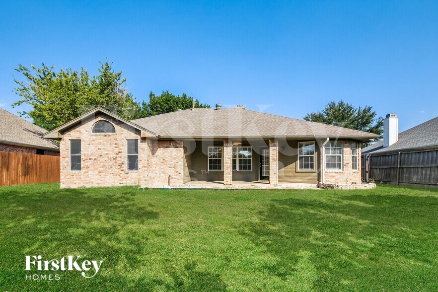 Building Photo - 6 W Sharon Dr