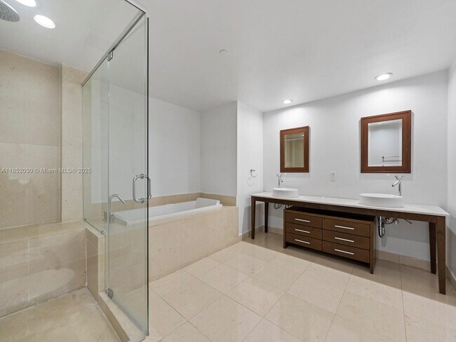 Building Photo - 495 Brickell Ave