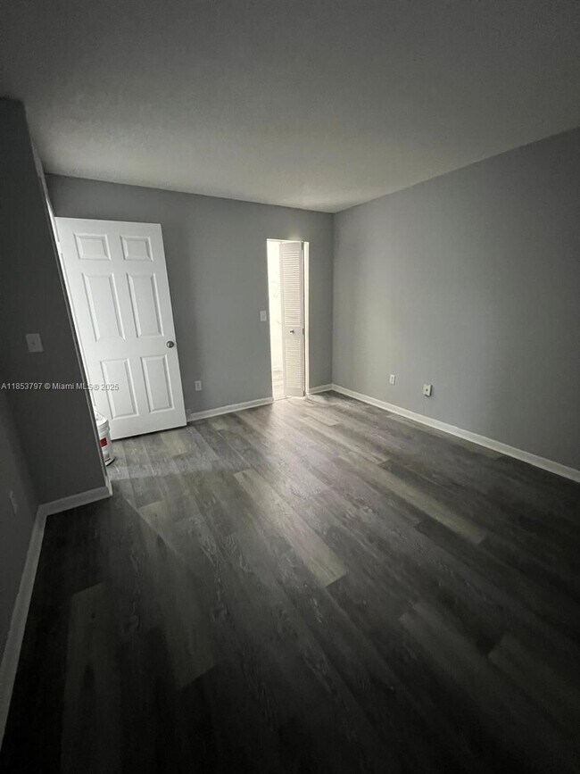 Building Photo - 1261 SW 46th Ave