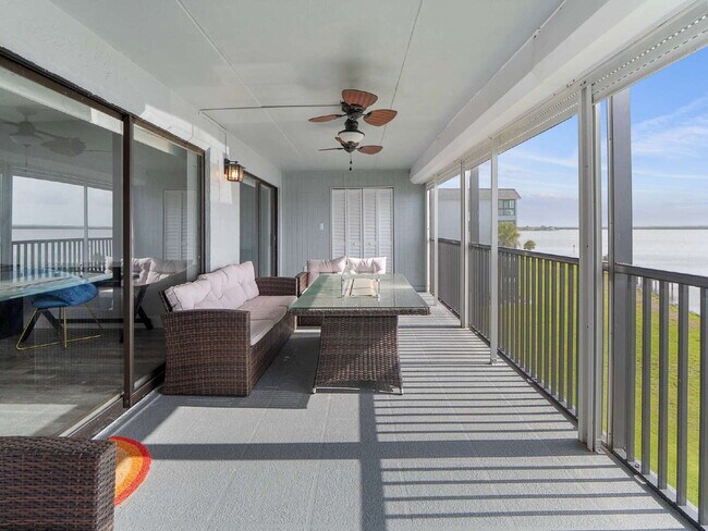 Building Photo - Four Seasons River Front Condo