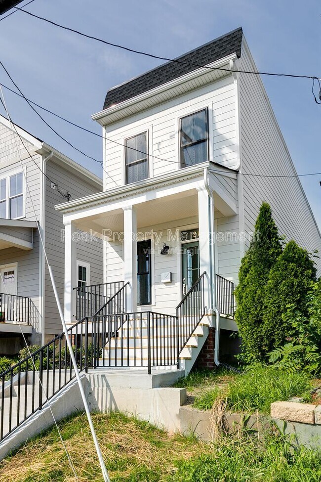 Building Photo - 211 E 15th St