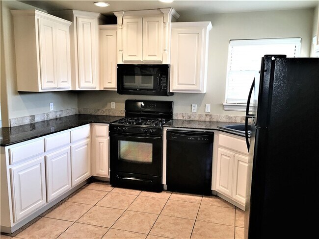 Building Photo - 1806 Knollcrest Cir