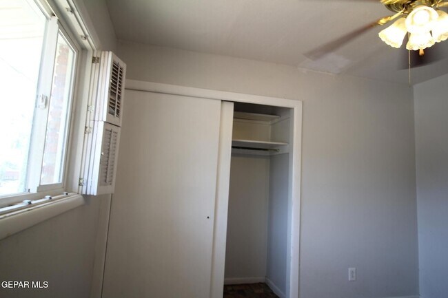 Building Photo - 317 Thunderbird Dr