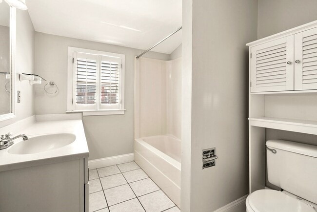 Building Photo - 442 Main St