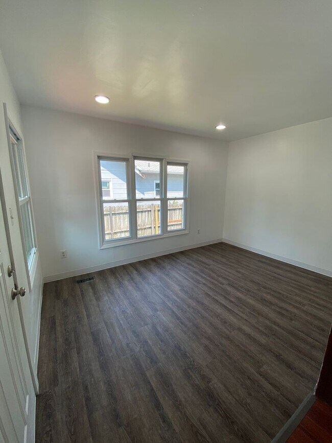 Building Photo - Updated 2 Bedroom 1 Bath