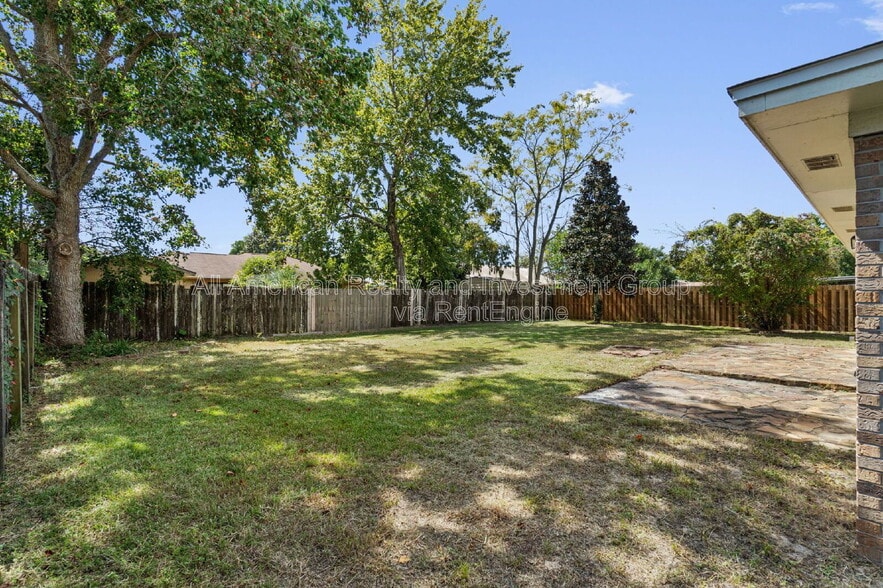 Building Photo - 137 Deville Dr