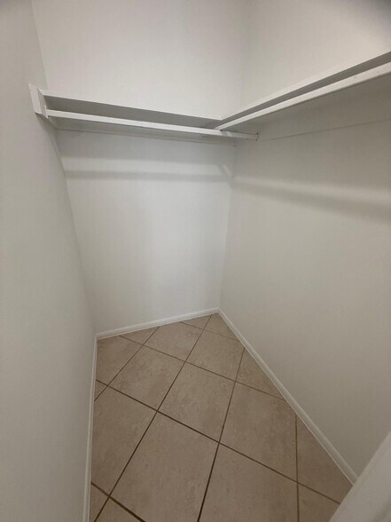 Building Photo - 809 W Lancaster Rd