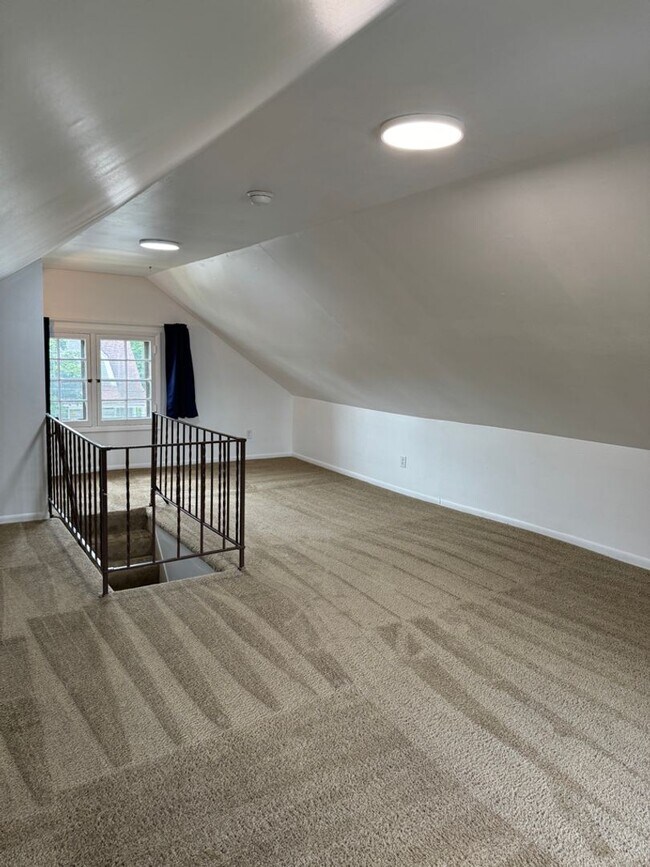 Building Photo - 845 E University Ave