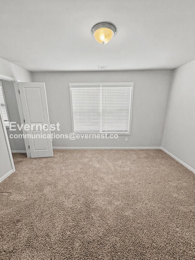 Building Photo - 3 Bed, 2.5 Bath Home with Fenced Yard & Garage / Pet-Friendly / Available Now!