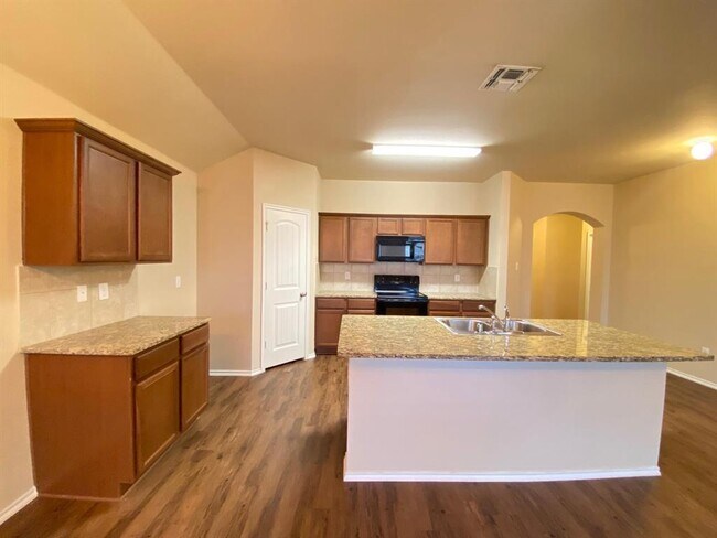 Building Photo - 2105 Meadow Park Dr