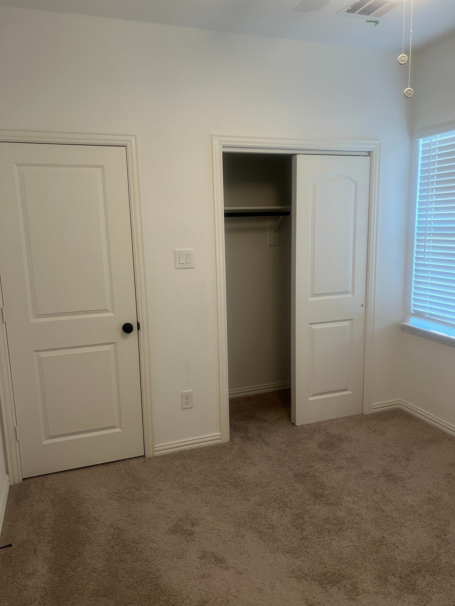 Building Photo - Room in House on Jones Dr