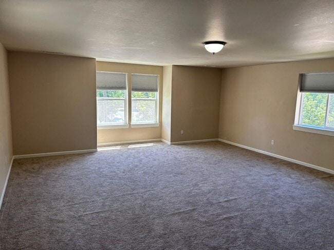 Building Photo - 3 Bedroom House with Large Bonus Room and ...
