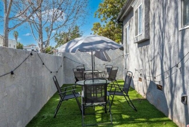 Building Photo - PRIVATE HOUSE.. POOL.  3 Bedroom + 2 Bath. In UNIT WASHER / DRYER