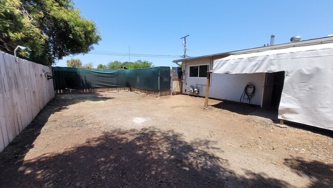 Building Photo - Renovated 2 Bed / 1 Bath