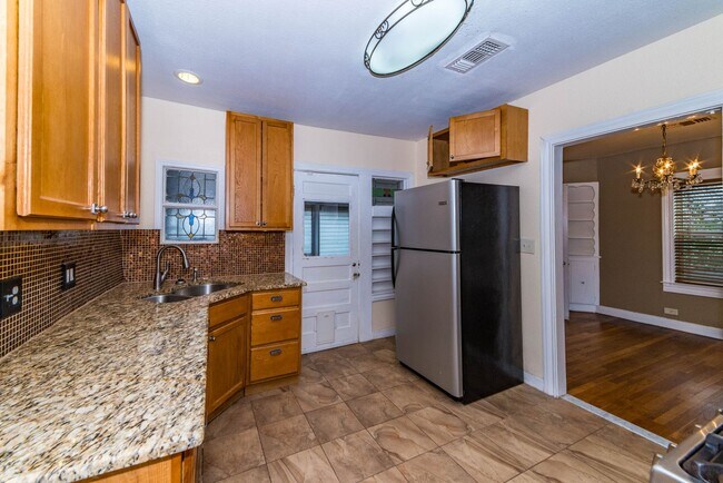 Building Photo - 2218 W Mistletoe Ave