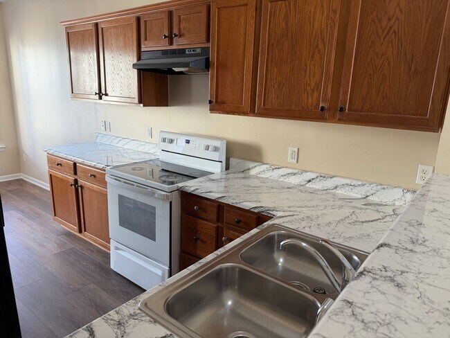 Building Photo - Lovely 3 Bedroom 2.5 Bath Townhouse | Leasing Special Available!