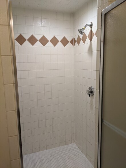 Master bath with shower - 1618 Julie Plz