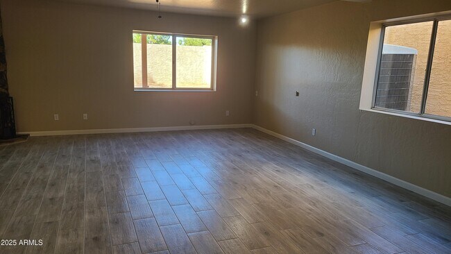 Building Photo - 1002 E Hearne Way