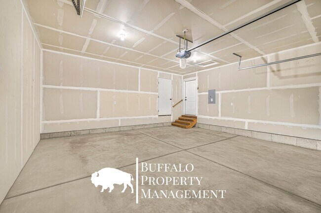 Building Photo - 4215 Roy Cir