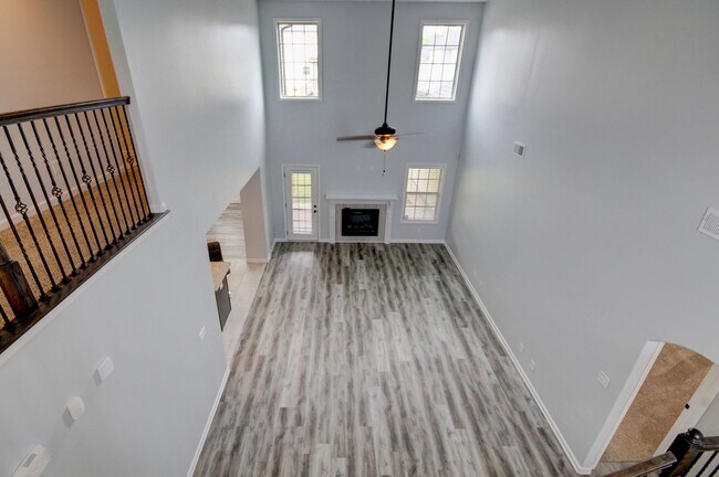 Building Photo - mega Huge wow. 4 bed 3 bath.