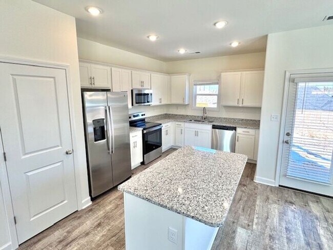 Building Photo - Now Leasing a 4-bedroom 25 bath home in Oakland.