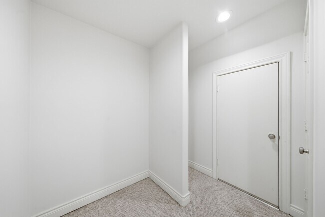 Building Photo - 3243 N Pemberton Cir Dr