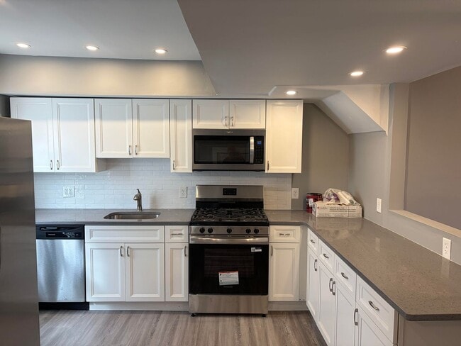 Building Photo - Newly Renovated 2 Story Townhouse in Garde...