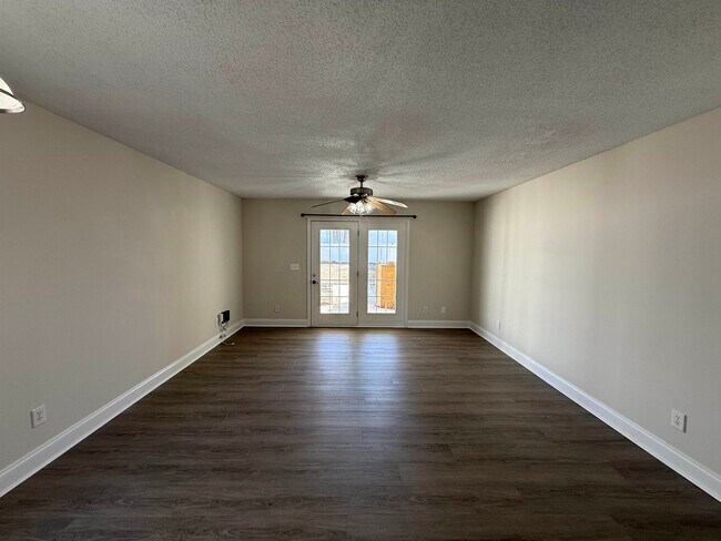 Building Photo - 2803 Hilton Dr