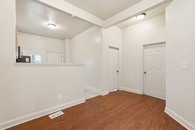 Building Photo - 309 W 41st St