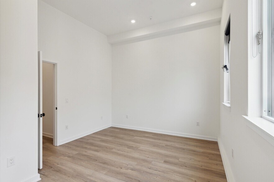 Building Photo - 1535 N Sydenham St