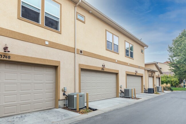 Building Photo - Beautiful 2 Bed 2 Bath South Jordan Townhome