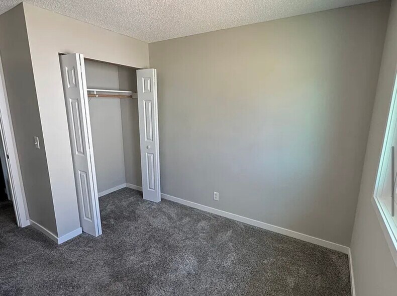 Building Photo - 930 Larpenteur Ave W