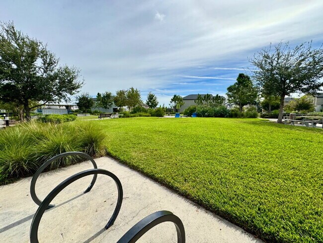 Building Photo - "Spacious 4-Bed Home with Granite Countert...