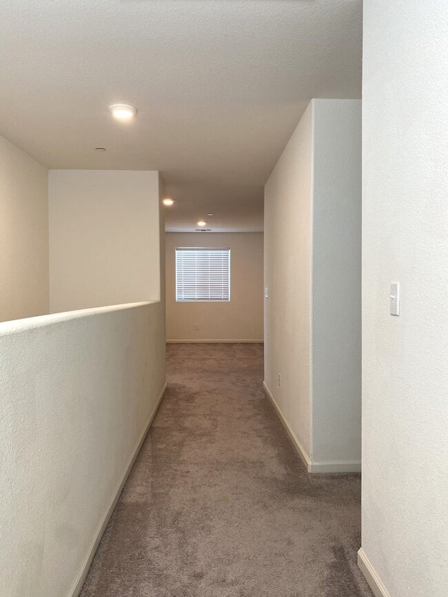 Building Photo - Spacious 4 bedroom/2 bath home waiting to ...
