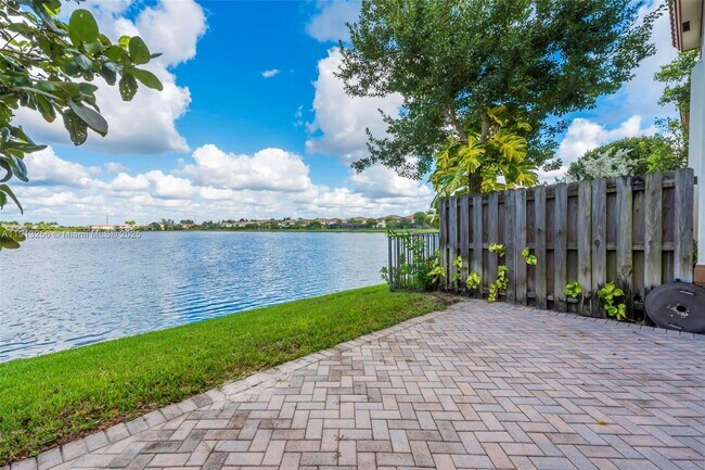 Building Photo - 9583 Town Parc Cir N